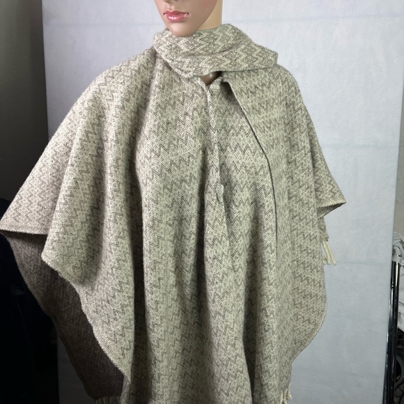 CONFECCIONES ARTILANA 100%Wool Poncho Cape Fringed Hem and Tie Neckline - Picture 3 of 16